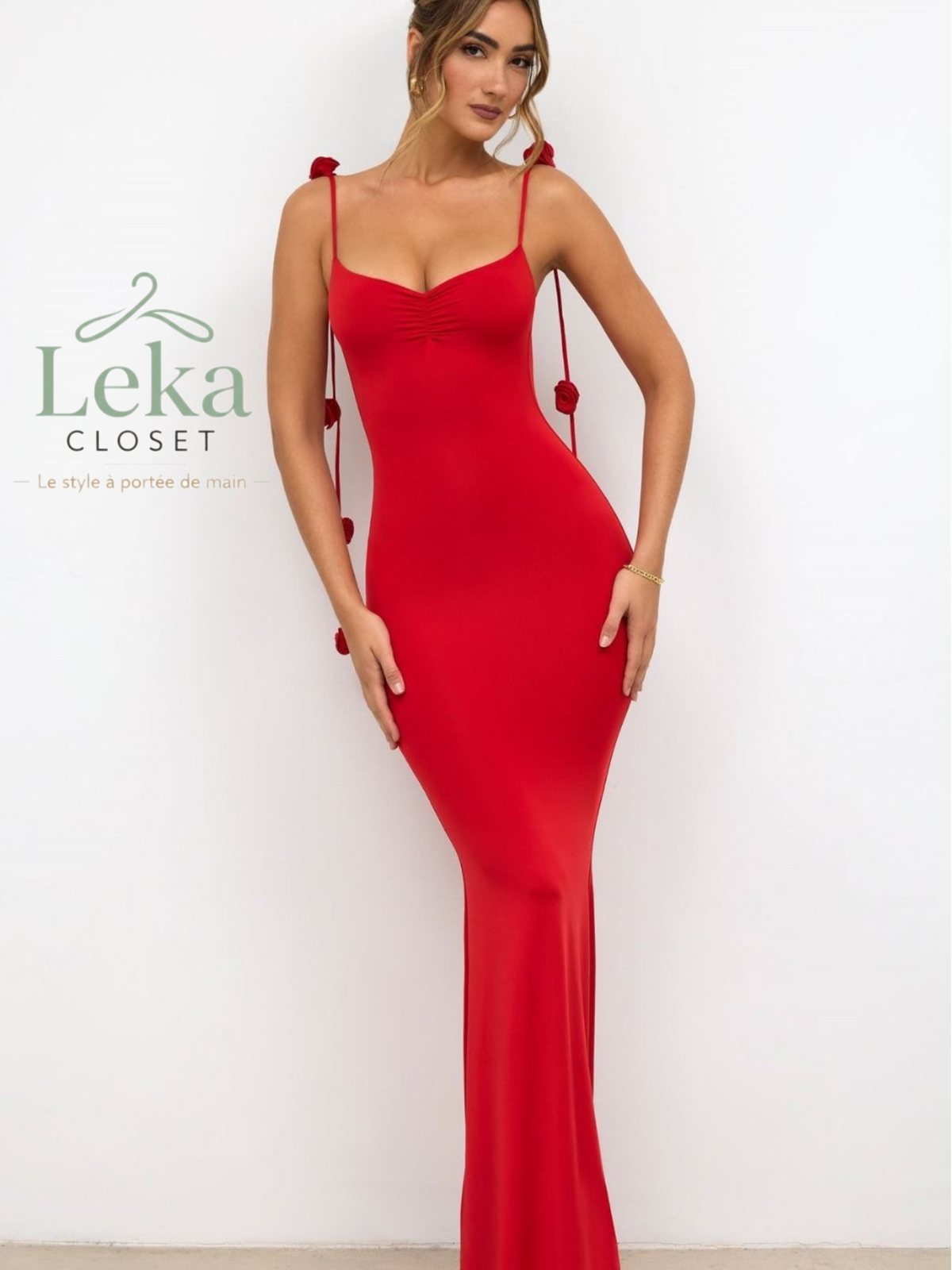 Robe longue rouge moulante à fines bretelles ornées de roses en tissu, décolleté froncé, coupe sirène